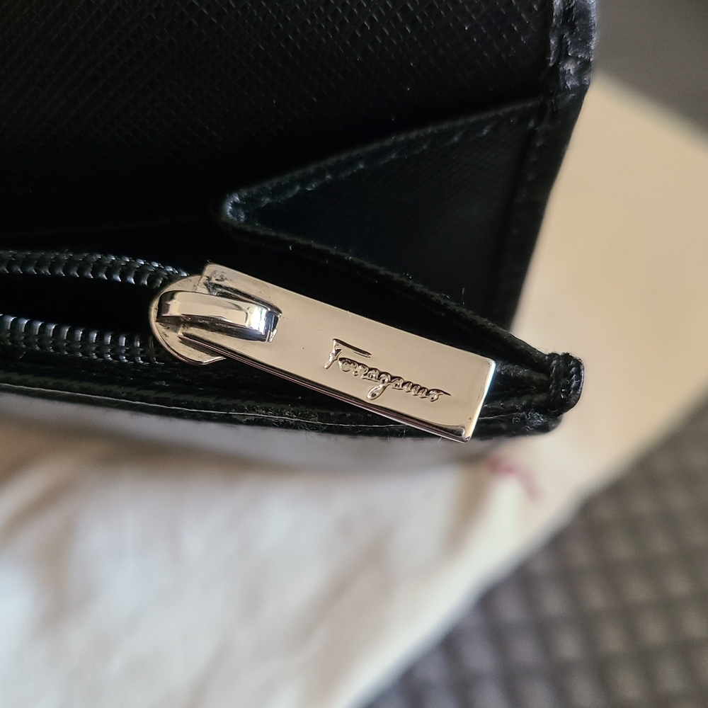 ❤️‍🔥Salvatore Ferragamo Gancini Continental Wallet❤️‍🔥 - Picture 9 of 12